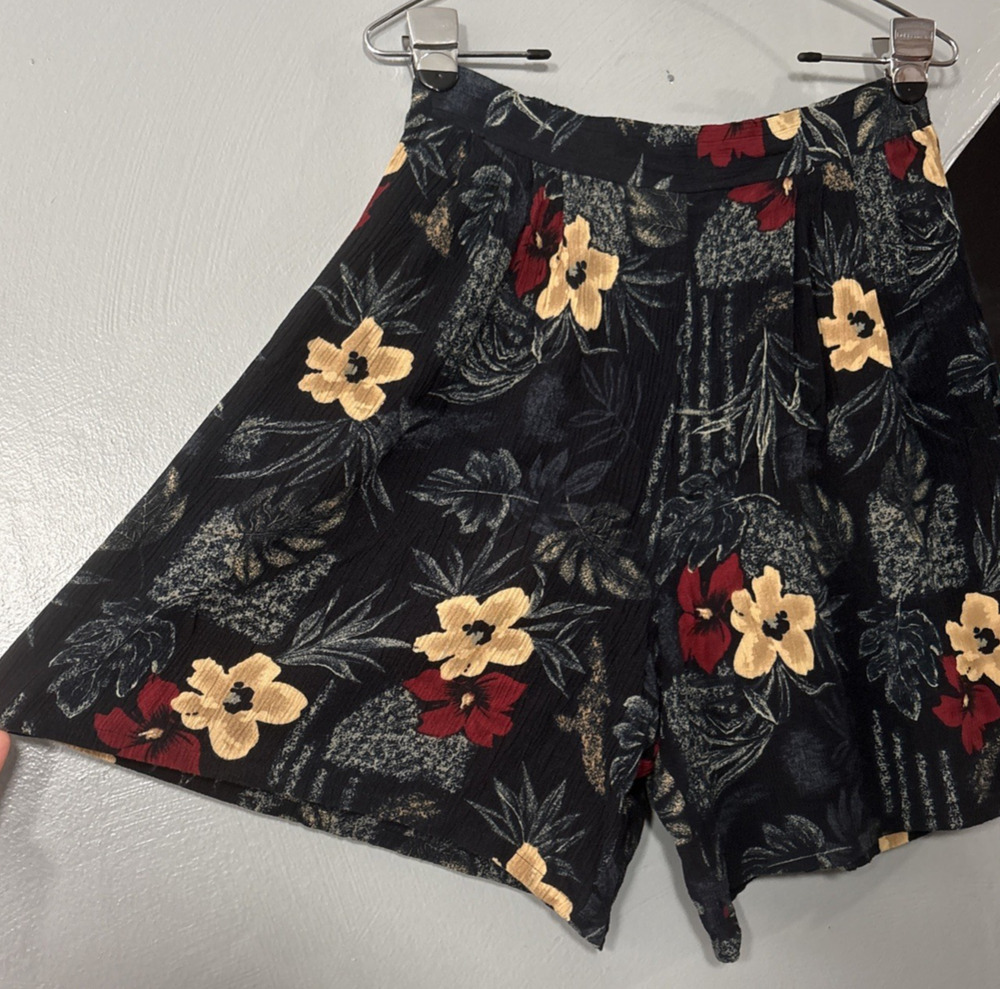 Vintage Floral Shorts Size Medium Dark Tropical Floral High Rise 90s Butter Mom